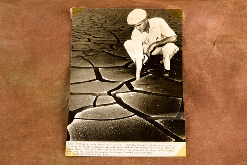 Cracked Flood Silt Orville Gruwell Ottumwa Iowa 5⅜x7⅜ 1947 AP Wire Photo V32