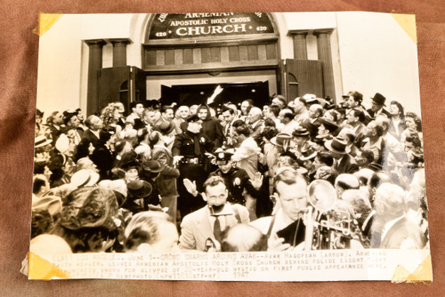100s Swarm Faith Healer Avak Hagopian Los Angeles 9x6½ 1947 AP Wire Photo V37