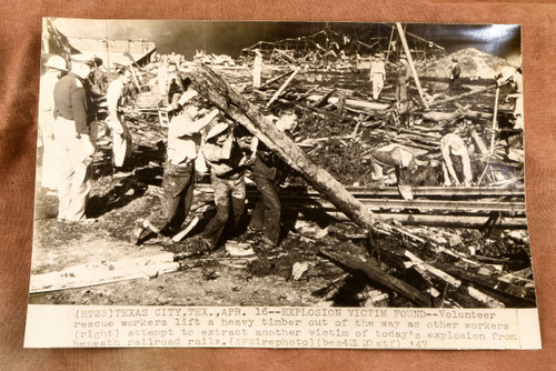 Texas City Explosion Victim Found Rescue Workers 9⅛ x 6¼ 1947 AP Wire Photo V36