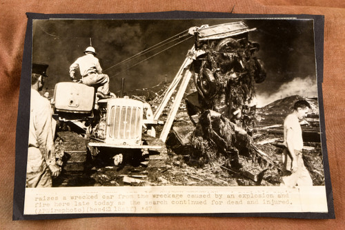 Texas City Explosion Wrecked Car Recovery 9⅝ x 6⅝ 1947 AP Wire Photo V37