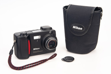 Nikon COOLPIX 800 2.1MP Zoom Digital Camera 7-14mm Lens Black NEAR