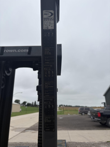 Crown RC5530C-30 — 3,000 lb Electric Stand-Up Forklift with Side Shift | 190" Mast