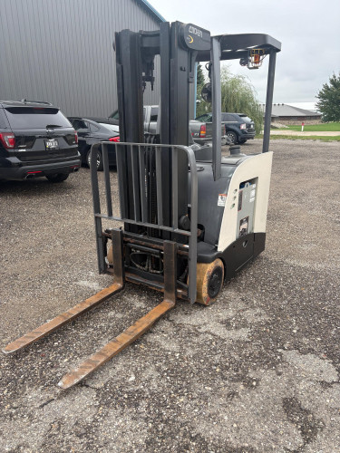 Crown RC5530C-30 — 3,000 lb Electric Stand-Up Forklift with Side Shift | 190" Mast