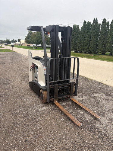 Crown RC5530C-30 — 3,000 lb Electric Stand-Up Forklift with Side Shift | 190" Mast