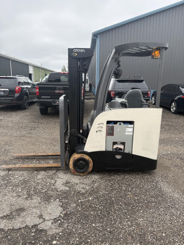 Crown RC5530C-30 — 3,000 lb Electric Stand-Up Forklift with Side Shift | 190" Mast