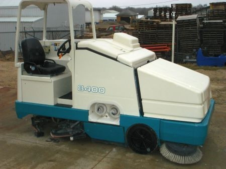 Tennant 8400 Propane Powered Sweeper Scrubber