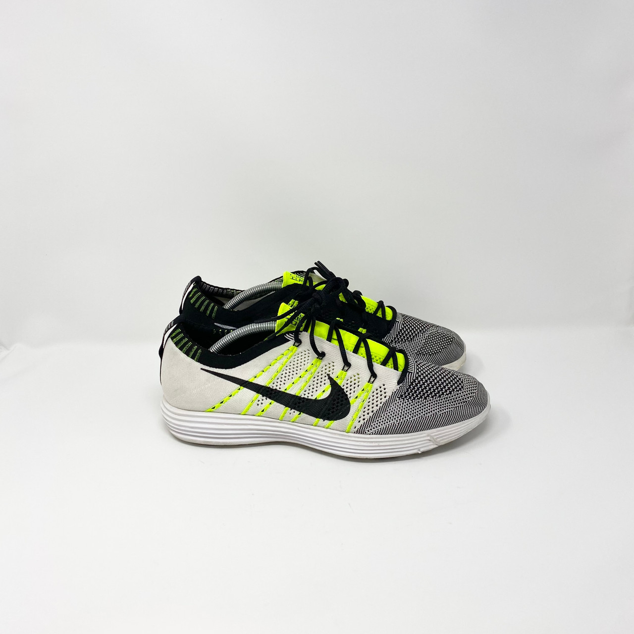 nike flyknit volt white