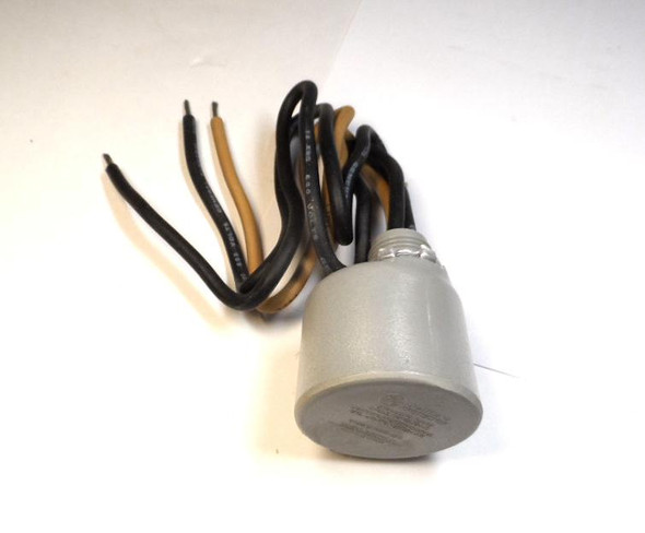 New in box GE TLP175 2-pole 3-wire lightning protector / surge arrestor (175V). Protects 120/240V electrical systems from lightning and surges. Genuine NOS.