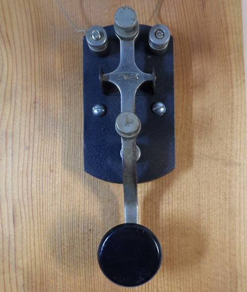 Vintage 1930s Speed-X Morse Code Practice Set with straight key, sounder/buzzer, mounted on wood base. Includes original Eveready No. 771 4½V "C" battery (dated 10/23/31) and Bud Radio International Morse Code chart. Great display piece for ham radio collectors!