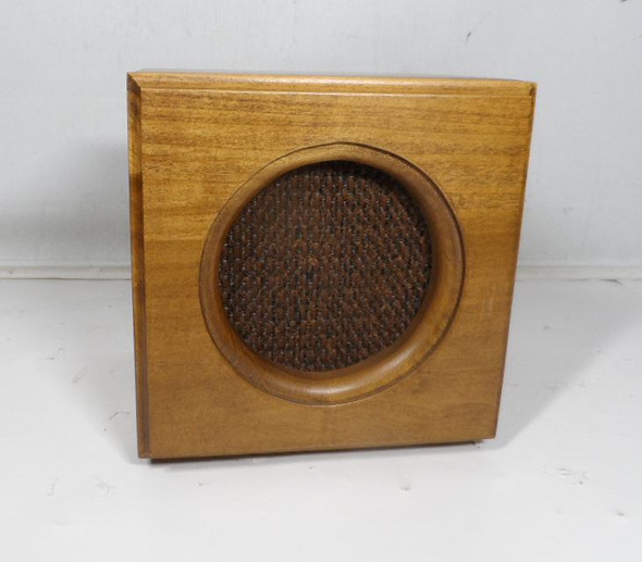 Vintage Realistic 40-12410 5" 8 Ohm full range speaker driver in custom solid wood 7" cabinet. Made in Thailand (12A1). Warm vintage sound ideal for extension speakers, desktop, workshop or multi-room audio. Radio Shack classic, tested and working. Great value retro speaker!