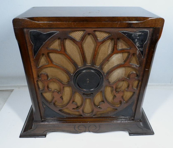 Authentic Spartan Model 100 Disc Speaker from the 1920s. This vintage wood cabinet loudspeaker features a free-edge cone design by Spartan Electric Corp., ideal for early tube radios. Excellent decorative and collectible piece for antique radio enthusiasts. Rare 1920s audio history in original wood mantle-style enclosure.