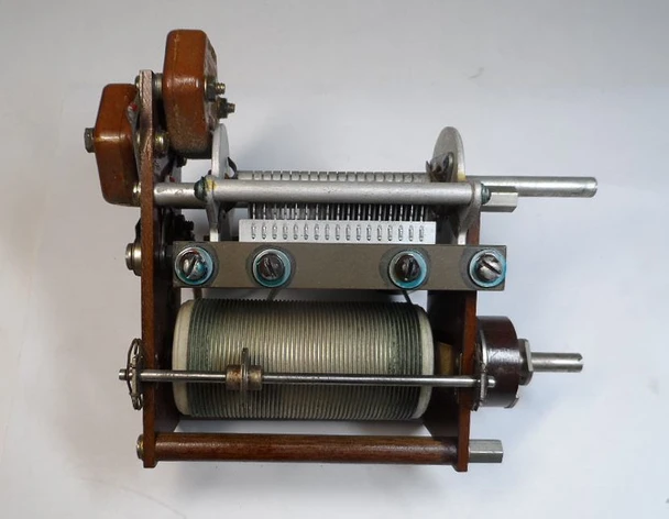 Complete vintage LC tank network: 30–374 pF air variable + 1–43 µH roller inductor with mica pads. From AM broadcast transmitter. Ideal for restoration or projects.