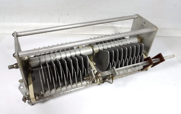 EF Johnson dual-section air variable capacitor, 28-150 pF each @ 4500 V. Rugged Type D (likely 153-506/150DD45), ¼" shaft, ~11×4.25×4". Ideal for ham radio amplifiers & tuners. Vintage surplus.