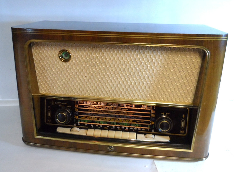 RCA 67QR77 Beautiful Wood Table Top Broadcast & Short Wave Receiver ...