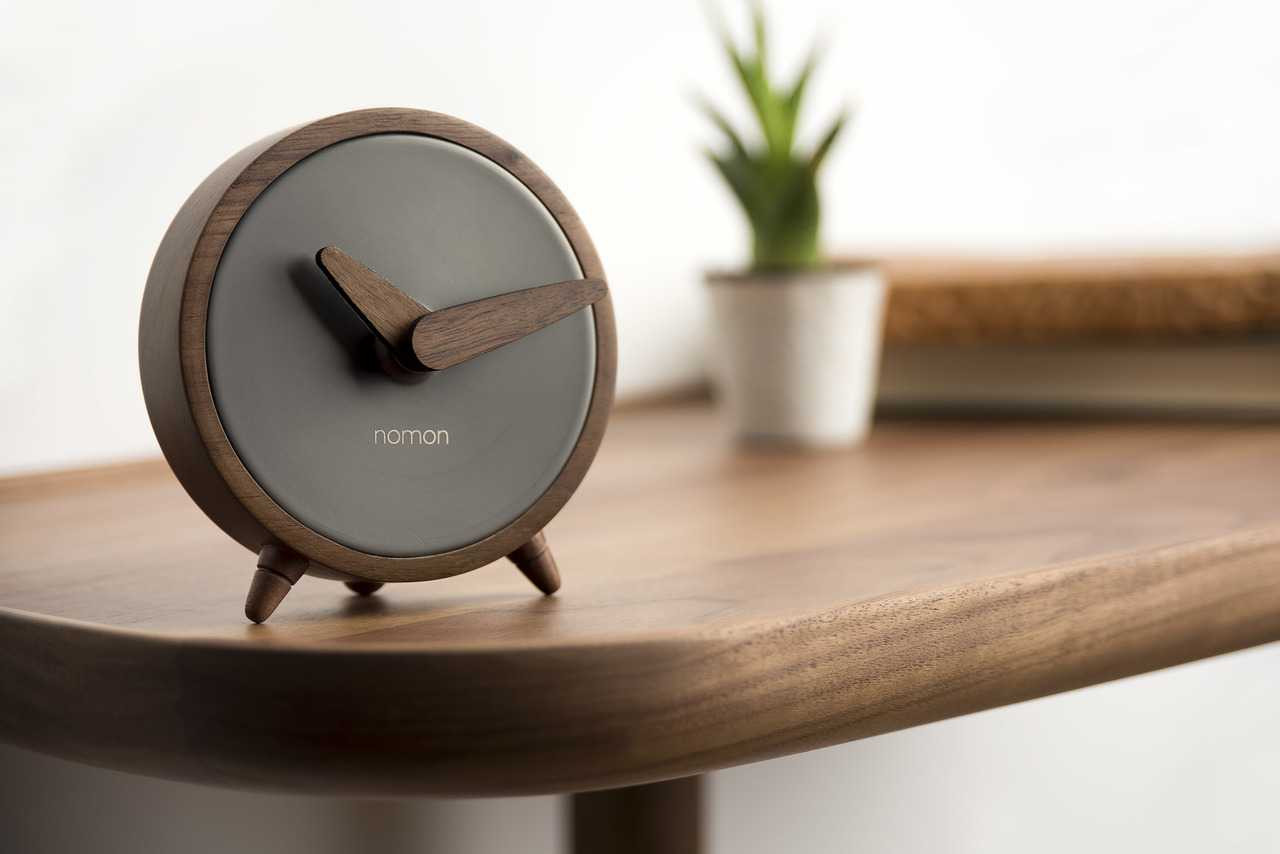 ÁTOMO DESKTOP CLOCK: Unique Wooden Clock for Your Desk