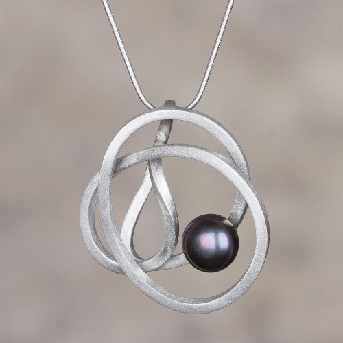 Modern Silver Necklace with a Dark Grey Cultured Pearl 'Dark Amazon Nest'