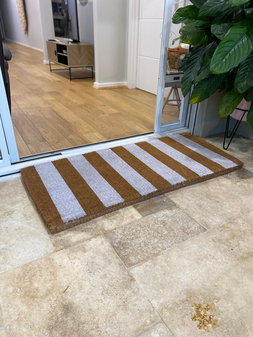 https://cdn11.bigcommerce.com/s-7xjilgj59/images/stencil/1280x1280/products/180/571/Premium-_40mm-_Coir_-Horizontal_-White-_Striped-_Mat-_Sliding-_door__49507.1665894802.jpg?c=1