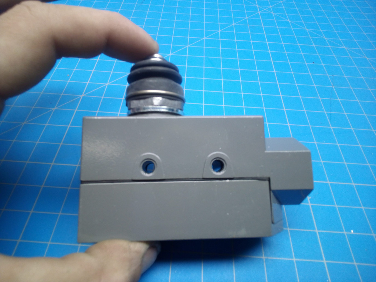 Eaton E47BLS06 Enclosed Precision Limit Switch - P01-000090