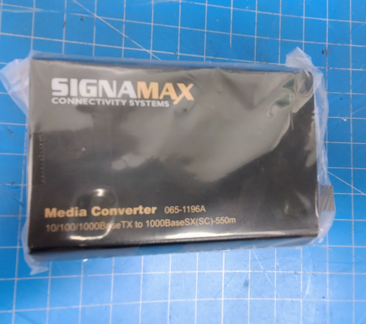 Signamax 10/100/1000 to 1000 SX/LX Media Converter 065-1196A