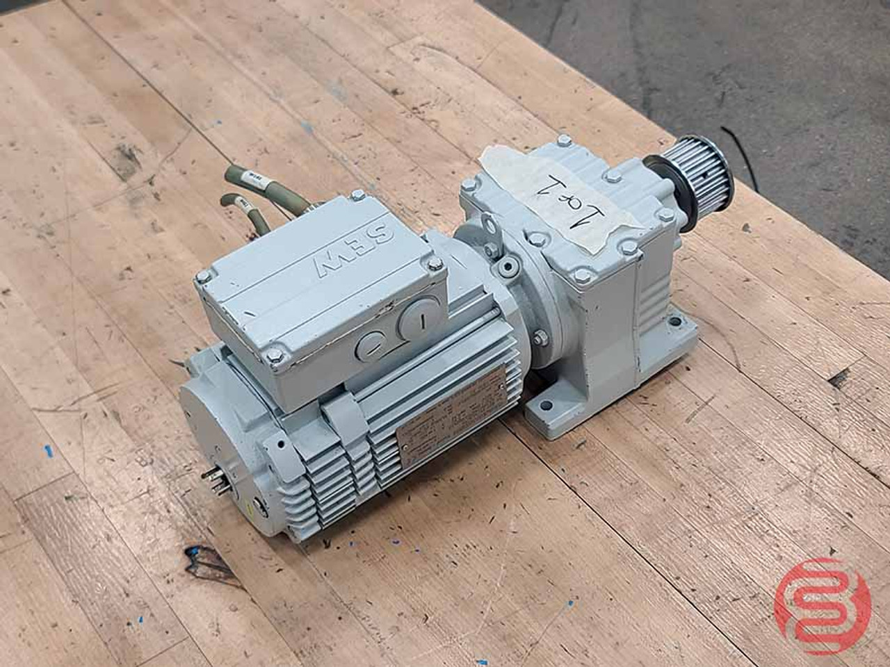 Sew-Eurodrive 400 V 7.36:1 Ratio 4500 Rpm Motor R27 DY71S/B/TH Sew-Eurodrive 400 V 7.36:1 Ratio 4500 Rpm Motor R27 DY71S/B/TH