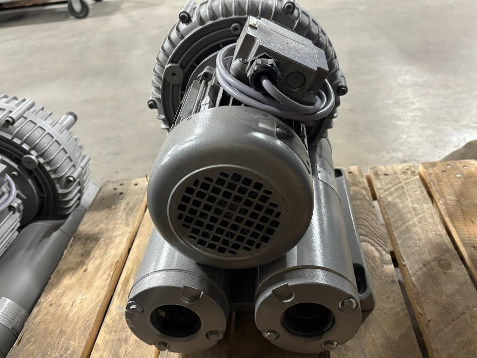 Becker 4A 440V 3PH 50/60Hz Regenerative Vacuum Pump Blower SV8.130/1