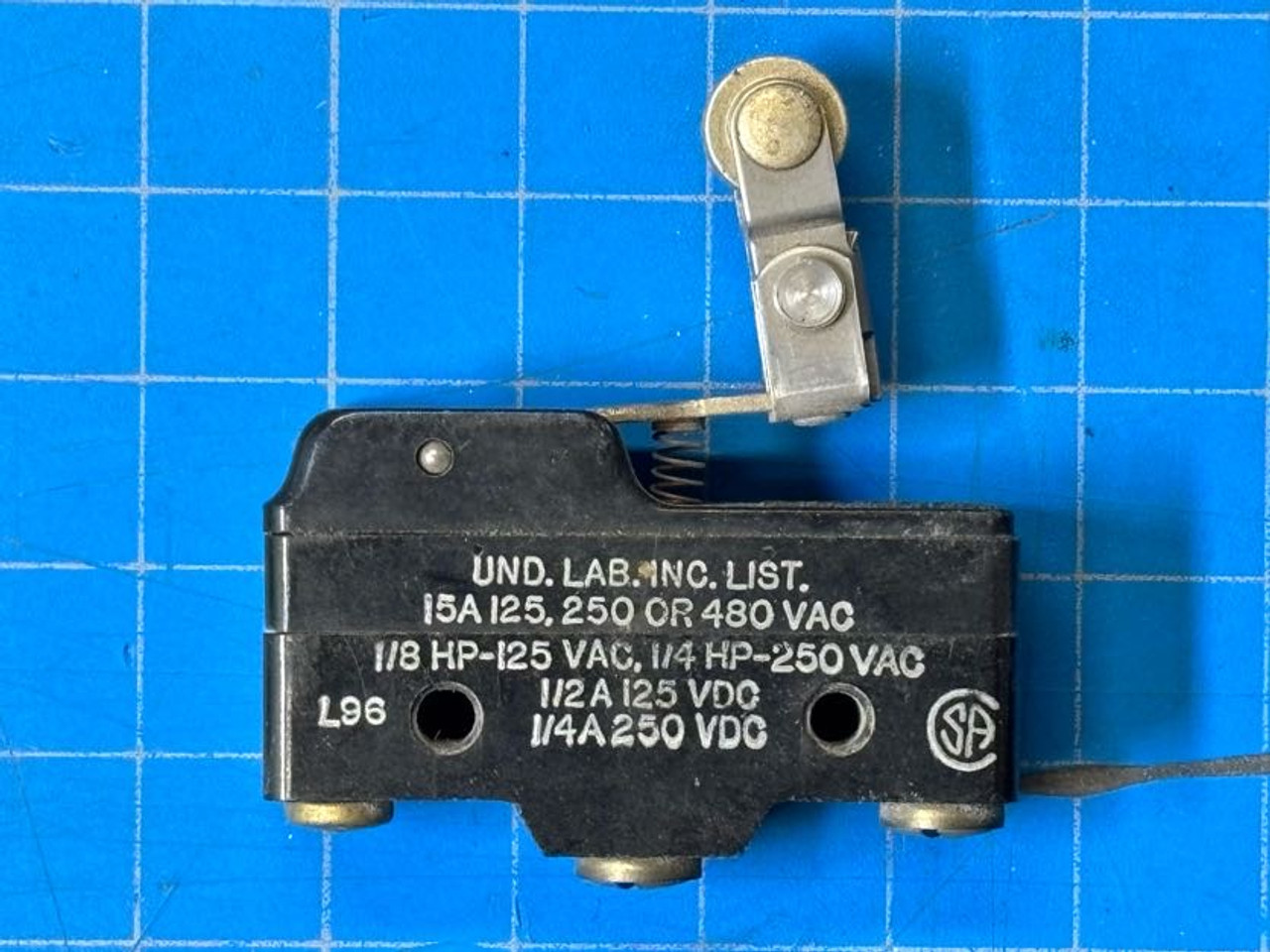 Honeywell 125V 15A Snap Action Microswitch W/ Roller Lever BZ-2RW826-A2