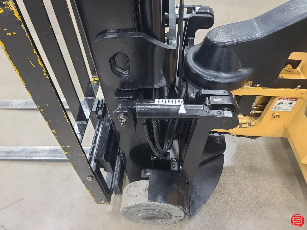 Landoll Bendi Series IV Electric Articulating Forklift and Charger B30/42E180D