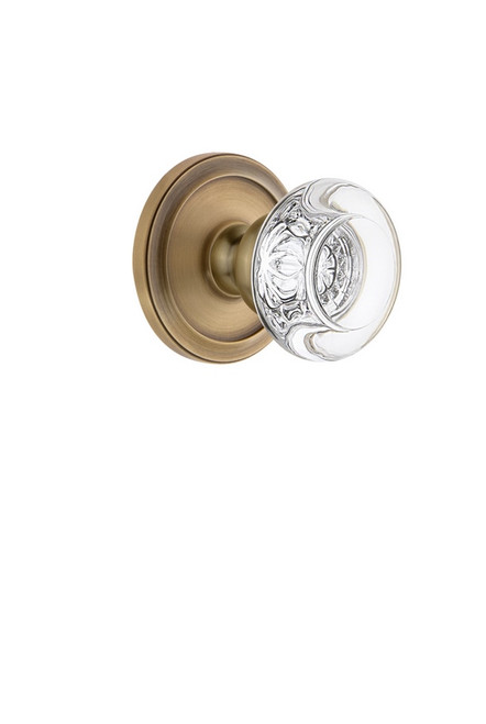 Grandeur Hardware - Circulaire Rosette Passage with Bordeaux Crystal Knob in Vintage Brass - CIRBOR - 812443