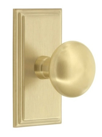 Grandeur Hardware - Carre Short Plate Passage with Fifth Avenue Knob in Satin Brass - CARFAV - 879454