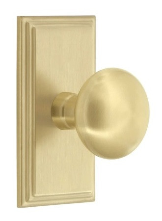 Grandeur Hardware - Carre Short Plate Passage with Fifth Avenue Knob in Satin Brass - CARFAV - 879455