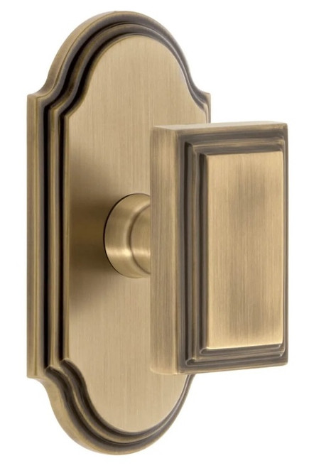 Grandeur Hardware - Arc Short Plate Passage with Carre Knob in Vintage Brass - ARCCAR - 884401