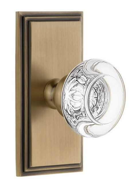 Grandeur Hardware - Carre Short Plate Passage with Bordeaux Crystal Knob in Vintage Brass - CARBOR - 885857