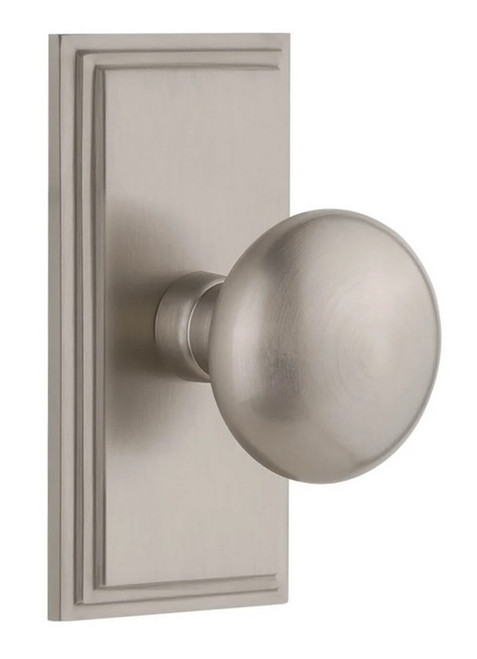Grandeur Hardware - Carre Short Plate Passage with Fifth Avenue Knob in Satin Nickel - CARFAV - 885979