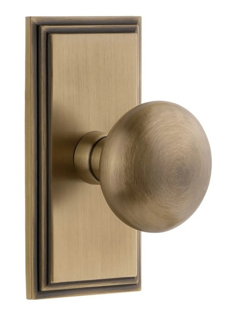 Grandeur Hardware - Carre Short Plate Passage with Fifth Avenue Knob in Vintage Brass - CARFAV - 885981