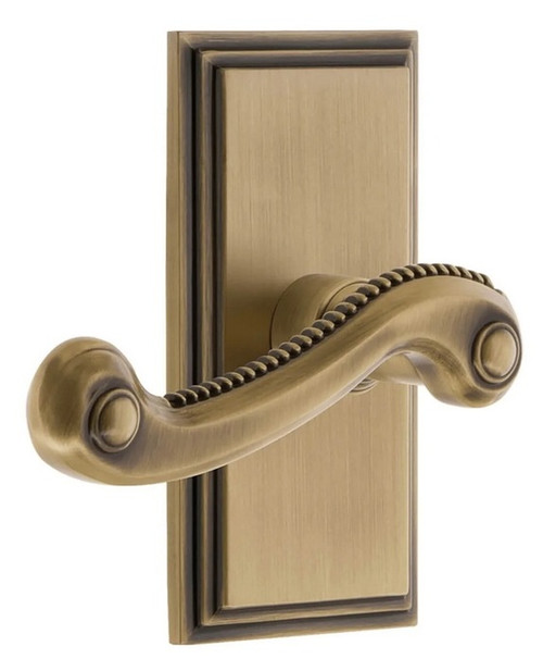 Grandeur Hardware - Carre Short Plate Passage with Newport Lever in Vintage Brass - CARNEW - 886187