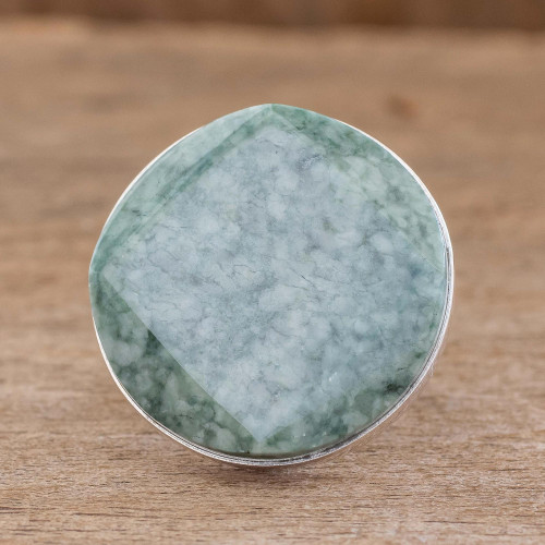 Jade cocktail ring 'Love's Cycles in Light Green' Jade cocktail ring 'Love's Cycles in Light Green'