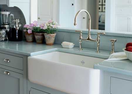 House of Rohl on X: A @ShawsOfDarwen sink is the perfect addition to this  navy blue kitchen:   / X