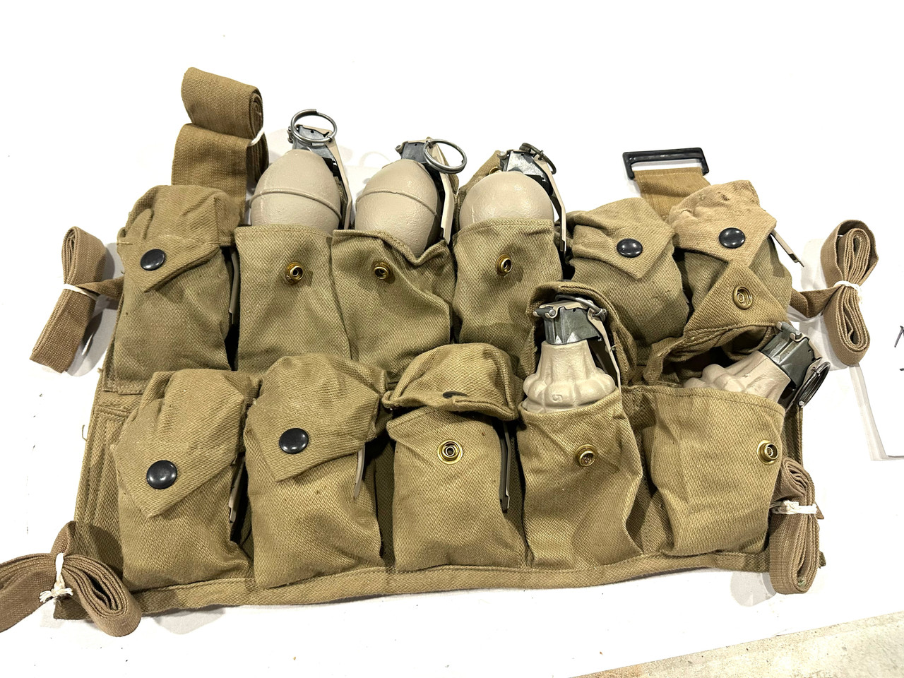 Lot RM-250808-01: 12 x US Practice Grenades with WW1 Vest