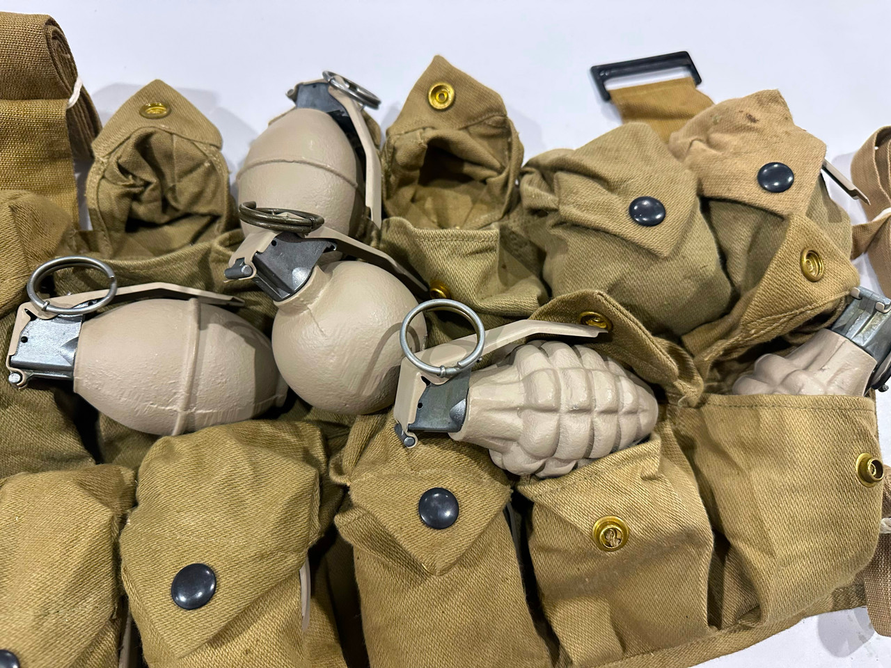 Lot RM-250808-01: 12 x US Practice Grenades with WW1 Vest