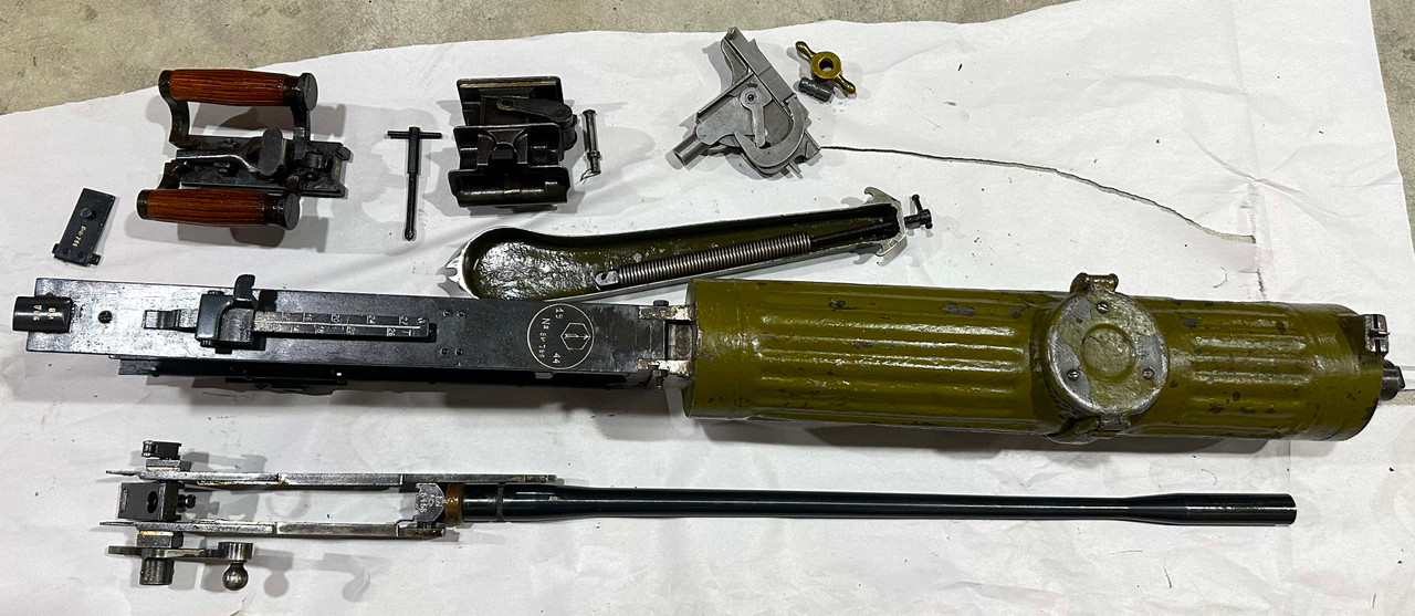 Lot RM250813-01:  Russian 'SNOW CAP' Maxim 1910 Parts Kit and Display Setup with Finnish Markings - SHIPS FREE