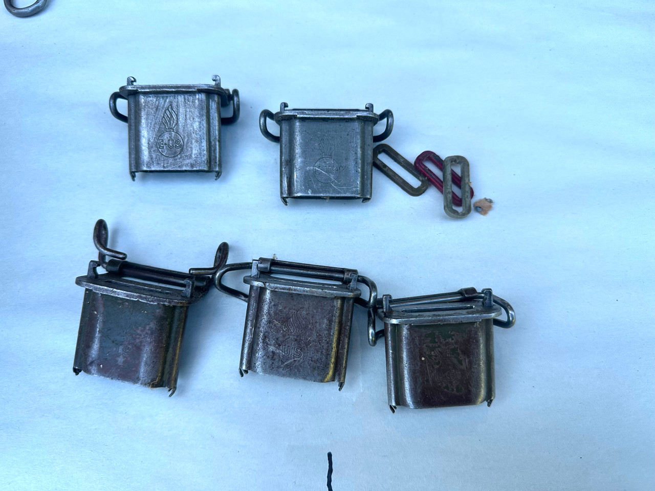 Lot: 5 x US WW2 Pattern Scabbard Locket "E-US" and "US" marking