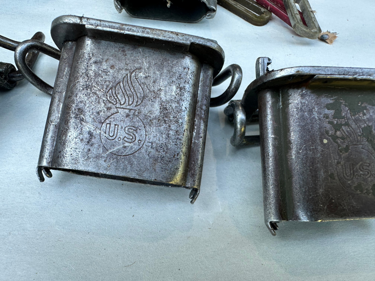 Lot: 5 x US WW2 Pattern Scabbard Locket "E-US" and "US" marking