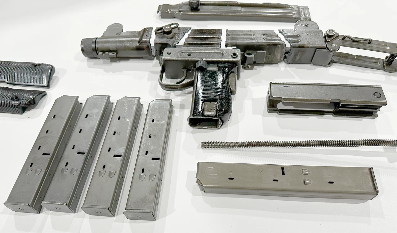 MISSING STOCK SLING LOOP - Uzi Folding Stock Parts Kit with "SMG UZI" and A R S Markings - 5 mags (1 x 32 rd & 4x 25 rd) - Good 