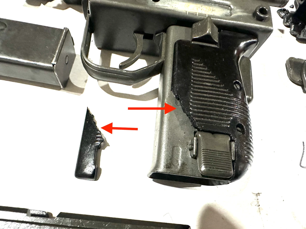 Lot 260821-04: Uzi Kit - no mfg marking - broken plastic grip  - Hebrew Markings