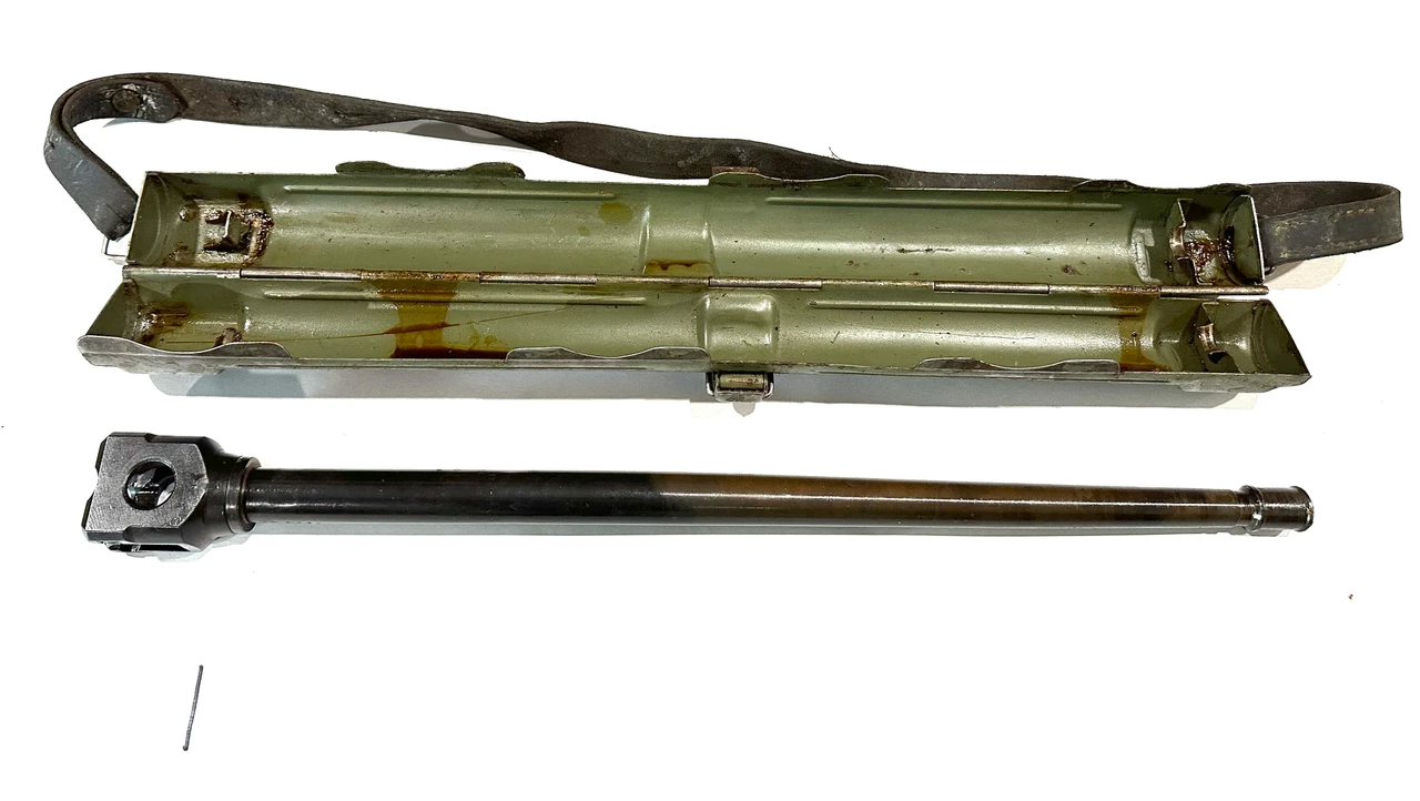 Lot 1: 1 x Original German WW2 MG42 Barrel 8mm Mauser - hyo -  CHROME LINED  with Original Carrier