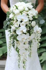 HOW TO MAKE YOUR WEDDING VENUE LOOK LUXURIOUS WITH WEDDING ORCHID ARRANGEMENTS