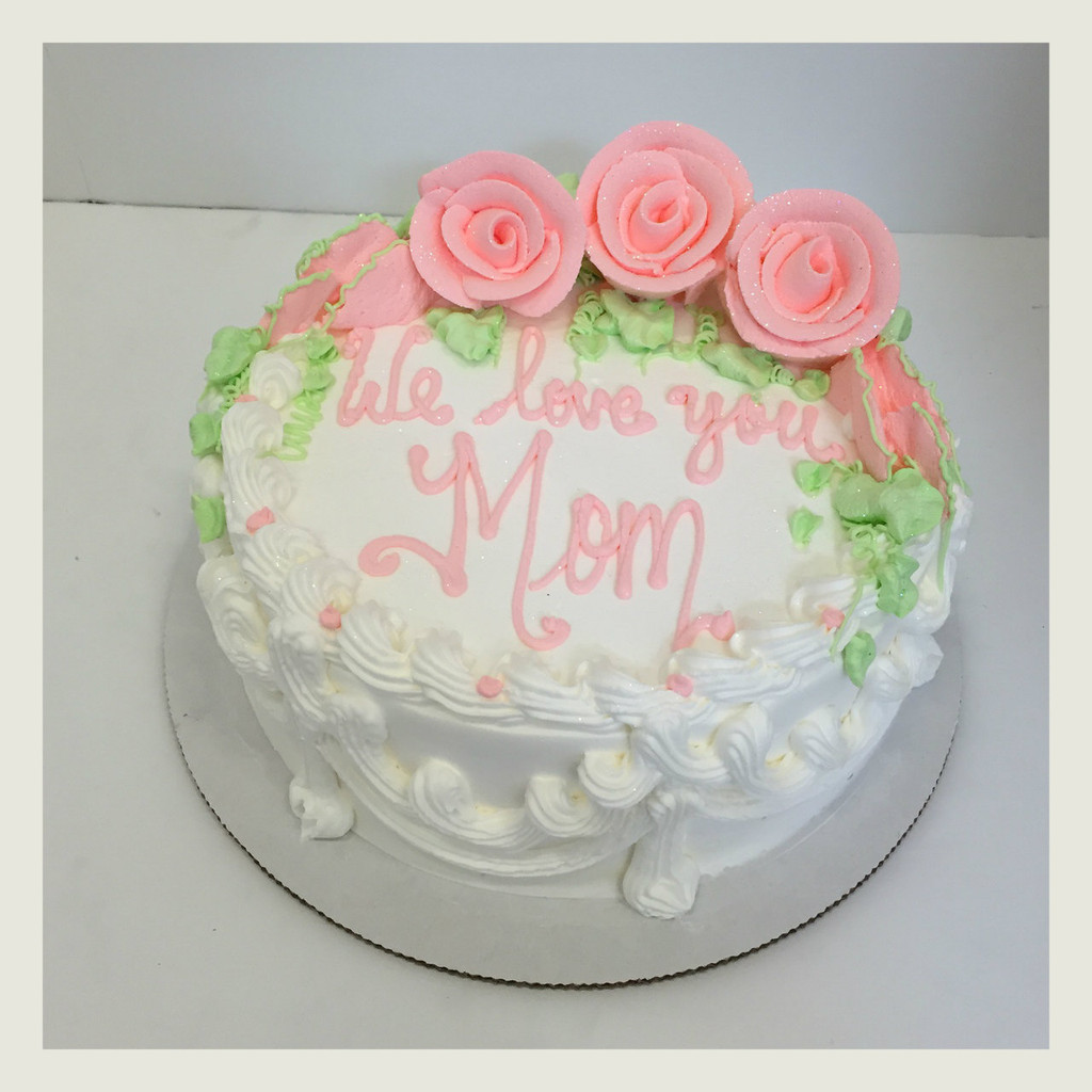 Traditional border with peach frosting roses.