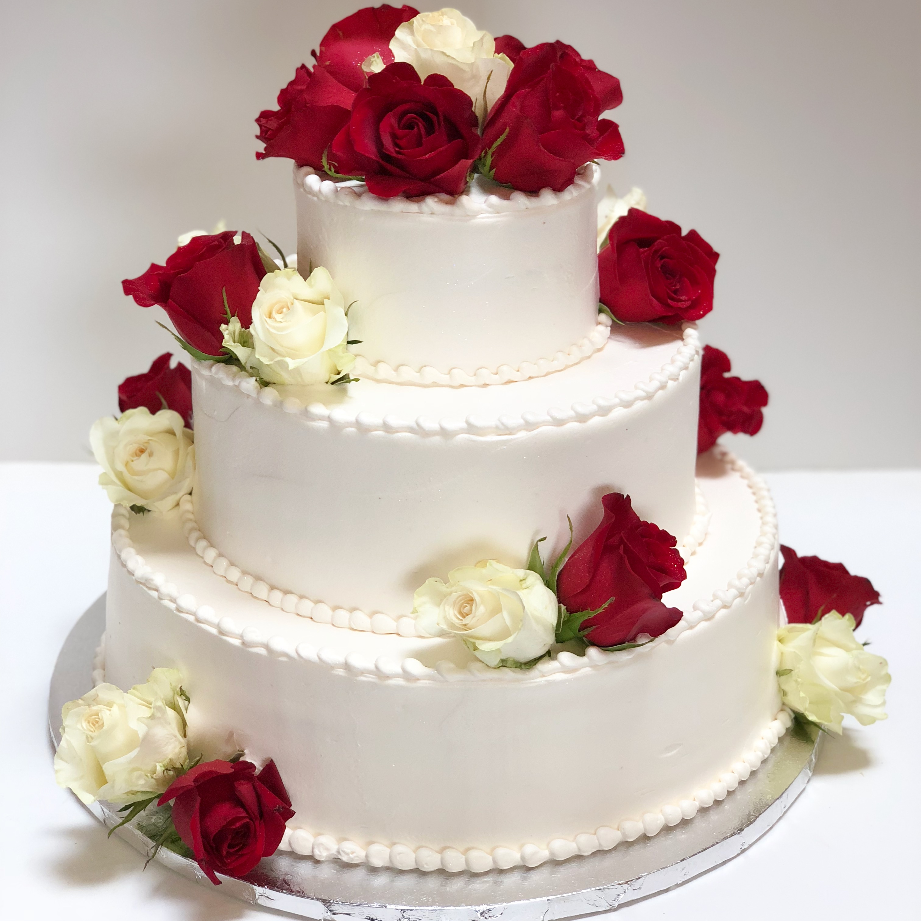 In the style vintage. White-purple cake with whipped cream, decorated  hydrangea. Wedding pie with layers placed on a table in a restaurant. Bride  and groom cutting the cake. Photos | Adobe Stock