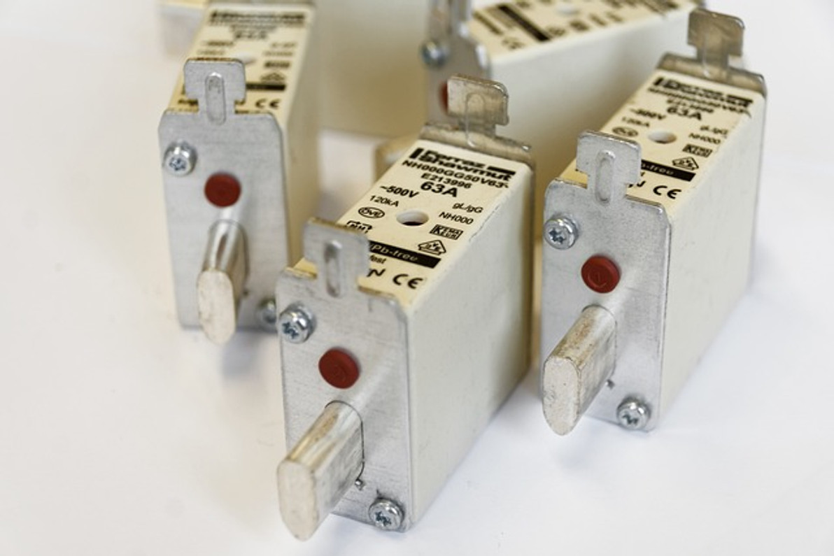 Circuit Breakers vs Fuse Boxes: What's the Difference? 