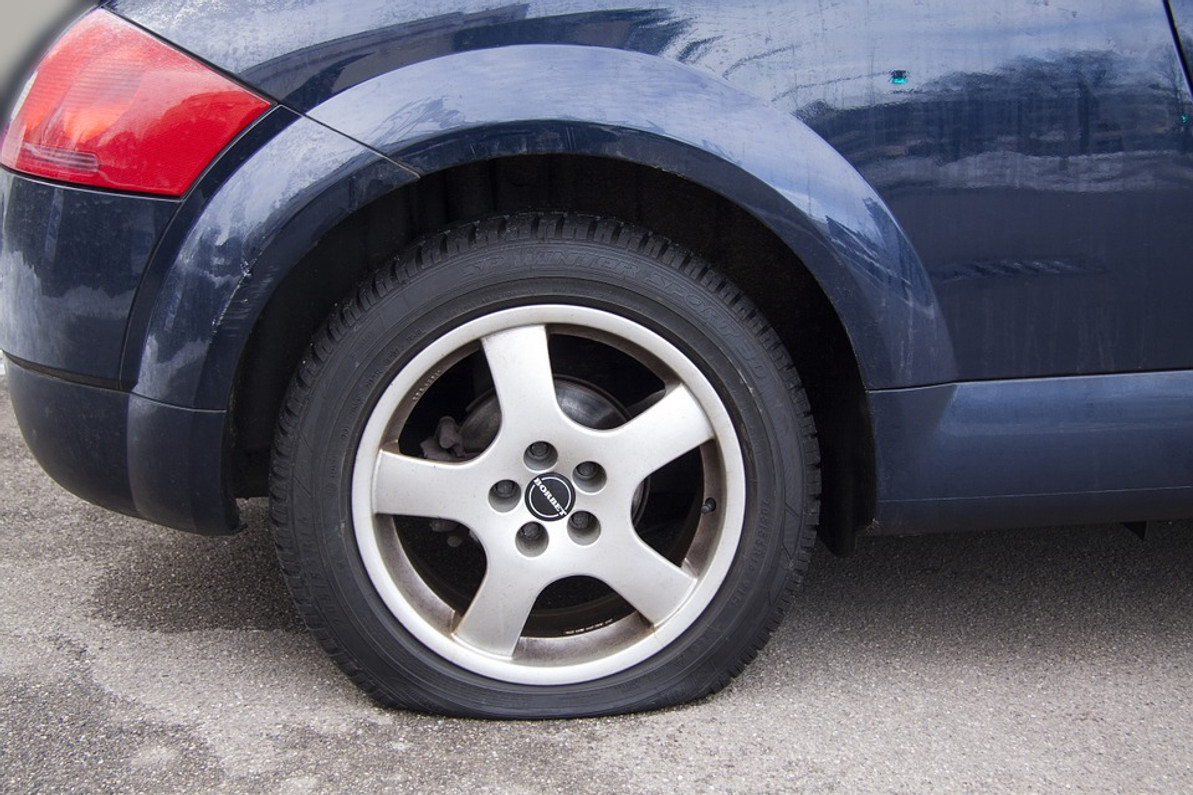 6 Safety Tips to Follow When Changing a Flat Tire